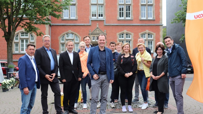OB-Kandidat Dr. Keller u.a. mit Ratsmitgliedern, Bezirksvertretern 